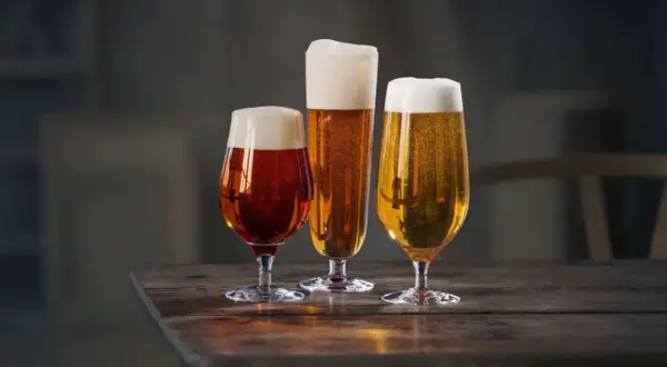 Tre bicchieri di birra, uno ambrato, uno dorato e uno più scuro, con schiuma abbondante. Il loro significato? La birra lager è un mondo di sapori da esplorare.