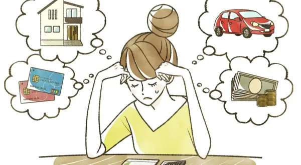 En kvinna med händerna på huvudet tänker på hus, bil, kreditkort och pengar. Hon upplever ekonomisk stress.