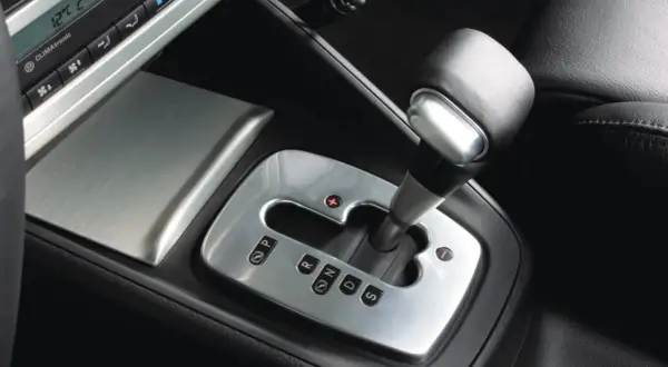 Palanca de cambios DSG de Volkswagen, que significa Direct-Shift Gearbox, una transmisión automática de doble embrague.