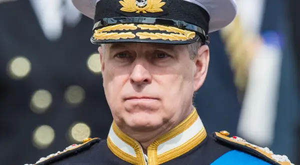 Książę Andrzej w mundurze marynarki wojennej, z odznaczeniami i złotymi zdobieniami na czapce.