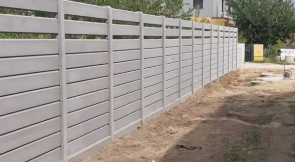 Nowy, nowoczesny ogrodzenie systemowe betonowe tworzy solidną barierę.
