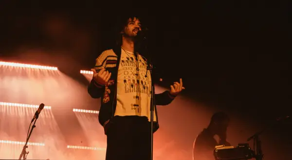 Kevin Parker z Tame Impala na koncercie w Gliwicach, w świetle reflektorów.