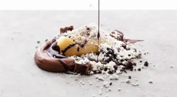 En läcker dessert med chokladsås, glass och smulor. Perfekt för ett salt karamell recept.