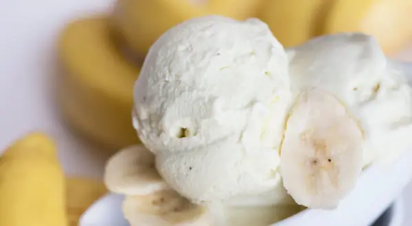 Cremiges Bananen Eis mit frischen Bananenscheiben, ein Genuss für heiße Tage.