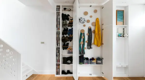 Cleverer Stauraum im kleinen Flur: Schuhe, Jacken, Schals und Helme finden ihren Platz.