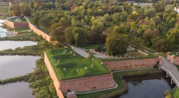 Fortyfikacje nad wodą, zielone trawniki i ceglane mury – to jedne z wielu lubuskich atrakcji.