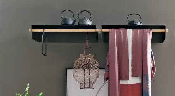 Mensole ingresso moderne con teiere decorative, lanterna in filo metallico e kimono appeso.