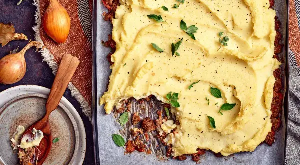 En saftig köttfärspaj med ett fluffigt potatisskal, toppad med färska örter. Perfekt för en mysig middag.