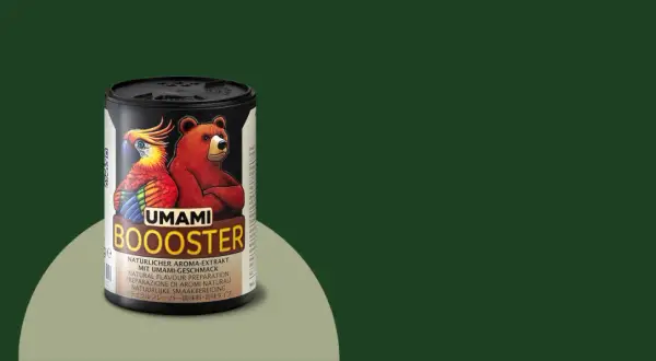Dose mit Bär und Papagei, die "UMAMI BOOOSTER" bewirbt. Natürlicher Aroma-Extrakt, der an fermentierte Bohnen erinnert.