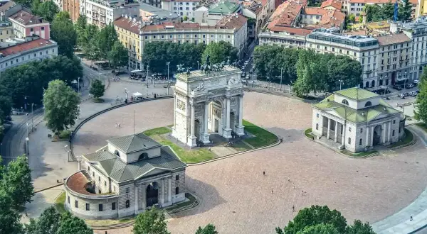 Widok z góry na Piazza Sempione w Mediolanie, z Łukiem Triumfalnym i dwoma pawilonami. Wspaniałe punkty widokowe Mediolanu.