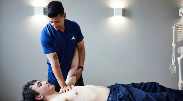 Therapeut behandelt Patientenarm. Einblicke in den Unterschied Physiotherapie und Osteopathie.