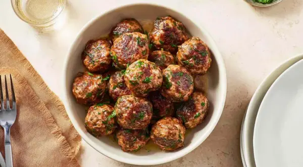 Pyszne mielone z air fryer, idealne na szybki obiad. Soczyste, rumiane klopsiki posypane świeżą natką pietruszki.