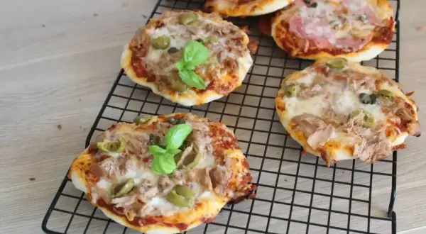 Mini pizze z tuńczykiem i oliwkami, idealne do nauki, jak piec pizze w piekarniku.