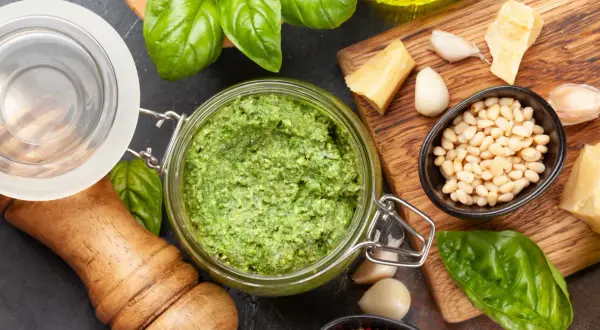Mrożenie pesto: Jak zachować smak, kolor i aromat na rok?