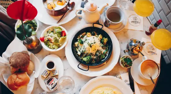 Ein üppiger Osterbrunch in Berlin: Eier, Gemüsepfanne, Salat, Brötchen, Nutella und Kaffee.