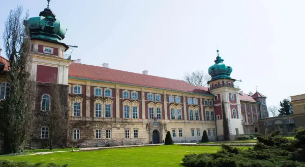 Barokowy pałac z zielonymi kopułami, otoczony ogrodem. Wspaniałe atrakcje okolice Rzeszowa, idealne na wycieczkę.