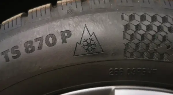 ZR na oponie: Dekodujemy symbol szybkich aut. Czy go potrzebujesz?