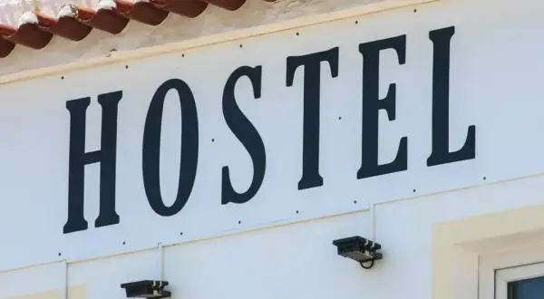 Hotel czy hostel? Wybierz idealny nocleg: koszty, prywatność, atmosfera