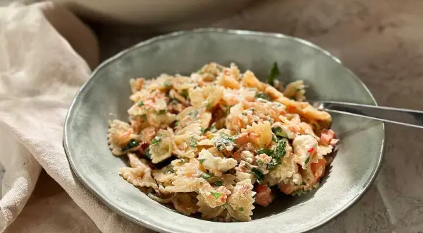 En härlig pastasallad med lax och fetaost, perfekt för en lätt lunch eller middag.