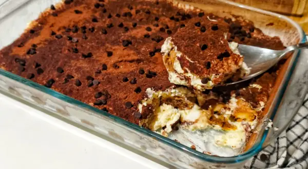 Un délicieux tiramisu ricotta, saupoudré de cacao et de pépites de chocolat, prêt à être dégusté.