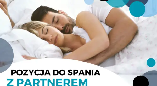 Para śpi przytulona w łóżku, mężczyzna obejmuje kobietę.