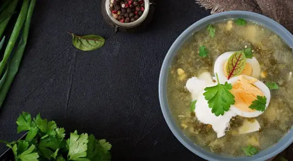 Idealna zupa szczawiowa? Przepis krok po kroku na smak dzieciństwa!