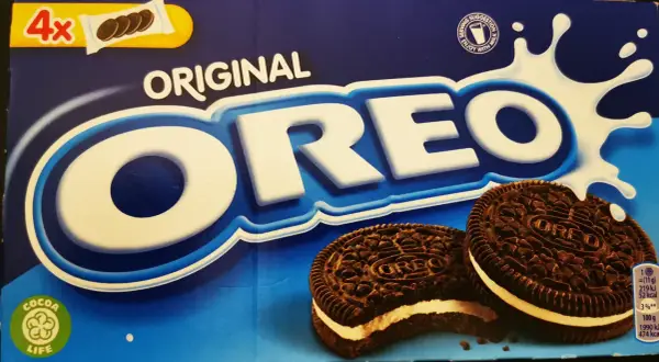 Opakowanie Oreo z dwoma ciastkami. Na opakowaniu widnieje informacja, że jedno ciastko waży 11 gram.