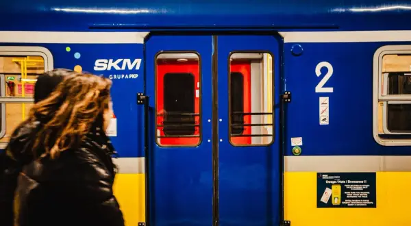 Ludzie wsiadają do niebieskiego pociągu SKM na stacji Gdańsk Siedlce.