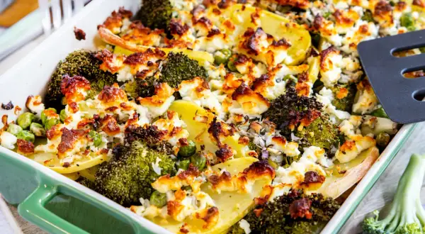 Ein köstlicher vegetarischer Auflauf mit Kartoffeln, Brokkoli und Erbsen, überbacken mit Käse.