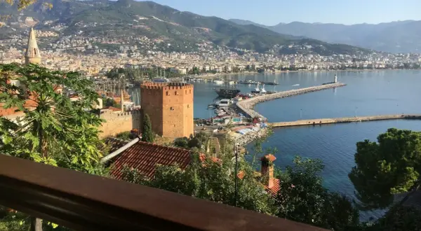 Widok na port w Alanyi z czerwoną wieżą i latarnią morską. Idealne miejsce na rodzinne wycieczki, alanya atrakcje dla dzieci.