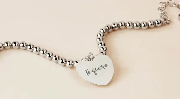 Pulsera de plata con corazón grabado "Te quiero", ideal para frases para grabar en pulseras.