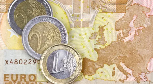 Monety euro na tle mapy Europy. Wiele krajów w Europie nie używa euro jako swojej waluty.