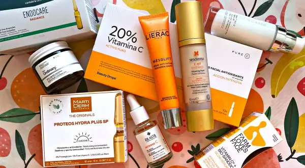 Reines Vitamin C Serum für strahlende Haut. Eine Auswahl an Produkten mit Vitamin C, darunter ein reines Vitamin C Serum von Rilastil.