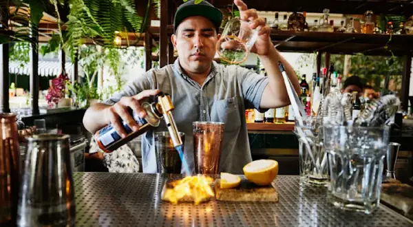 Ile zarabia barman w Sopocie? Niezaskakujące fakty o wynagrodzeniach