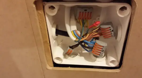 Jak rozdzielić kabel elektryczny na dwa: połączenie przewodów w puszce instalacyjnej za pomocą złączek.