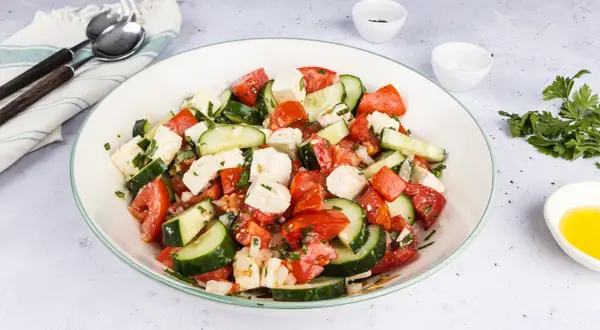 Tomaten-Gurken-Salat mit Feta: Das beste Rezept & einfache Tipps