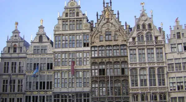 Antwerpia, budynki z bogatymi zdobieniami, złote rzeźby na dachach. Czy to manieryzm co to? Architektura pełna detali.