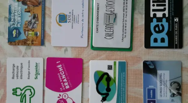 Plusieurs cartes pour recharger voiture électrique : SDE 28, Orleans Gestion, BeLib, Schneider Electric, Ecar, SIEIL, Sodetrel.