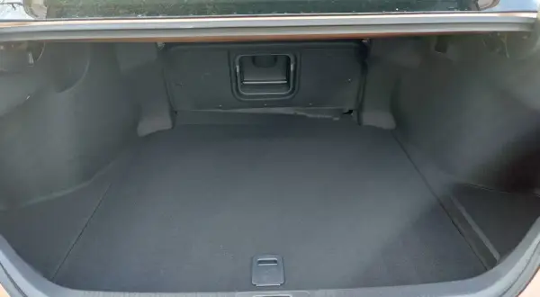 Pojemność bagażnika Toyota Camry jest spora, idealna na wakacyjne wyjazdy.