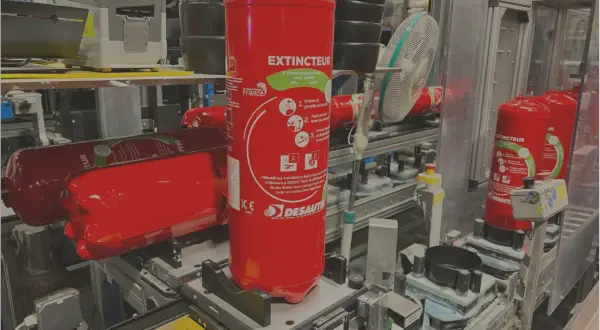 Extincteurs rouges en production, conformes à la réglementation extincteur poids lourds. Ils sont prêts pour la sécurité des véhicules.