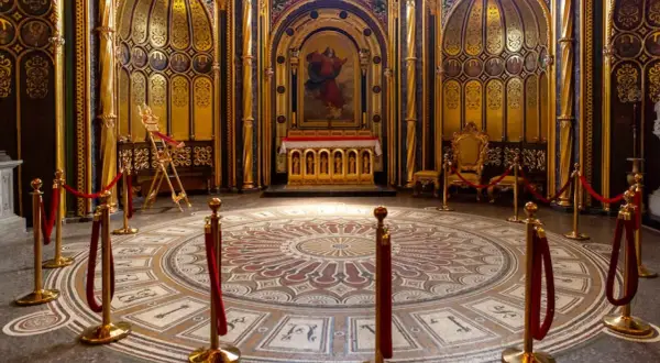 Wnętrze bazyliki archikatedralnej świętych apostołów Piotra i Pawła w Poznaniu. Złote zdobienia, ołtarz i tron.