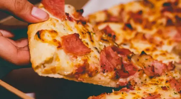 Dlaczego pizza jest niezdrowa? Analiza składników i wpływ na zdrowie