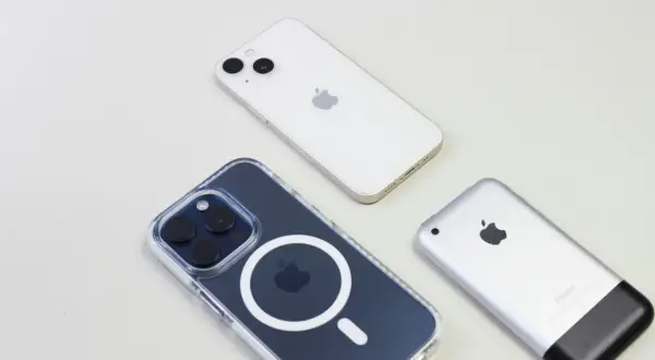 Tres iPhones, uno moderno con funda MagSafe, otro blanco y un modelo antiguo. Un móvil reacondicionado puede ser una excelente opción.