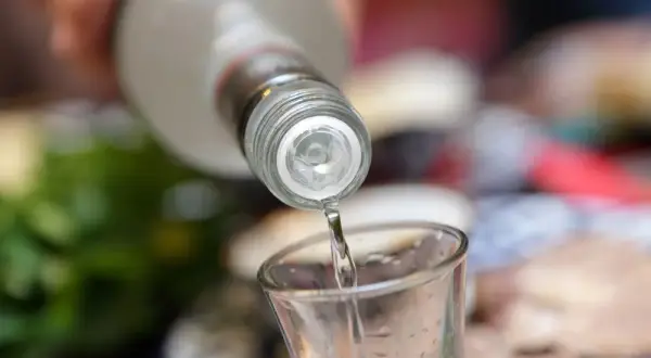 Czy wódka pomaga na przeziębienie? Prawda o alkoholu i zdrowiu