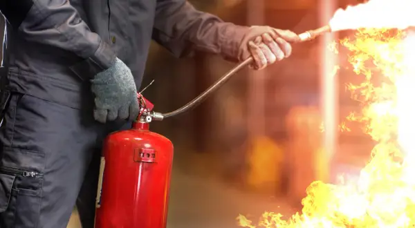 Co gasimy gaśnicą pianową? Skuteczne metody i ważne zasady