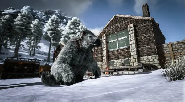 Zwierzę w uprzęży na tle zimowego krajobrazu i drewnianego domu. Wymagania Ark Survival Evolved mogą być wysokie, ale warto dla takich widoków.