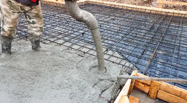 Beton wylewany na zbrojenie fundamentów.