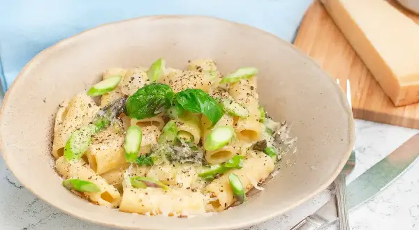 En krämig sparris pasta med basilika och parmesan. En perfekt rätt för en lätt lunch eller middag.