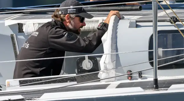Boris Herrmann, fokussiert während eines Ocean Race. Er greift nach einem Seil auf dem Boot.