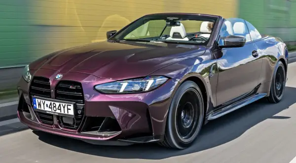 Fioletowe BMW M4 Cabrio na drodze. Sprawdź aktualną bmw m4 cena i poczuj wolność jazdy.